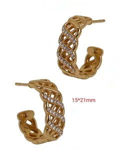 Vue détaillée de créoles de luxe plaquées or à motif ajouré avec pierres scintillantes.