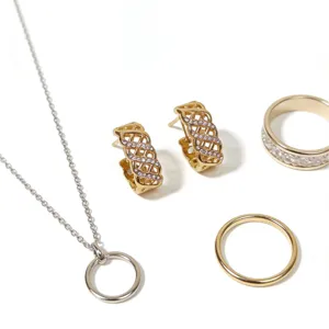 Ensemble de bijoux élégant avec collier, boucles d'oreilles et bagues étincelantes.