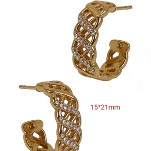 Élégantes créoles dorées avec strass brillants, design élégant et chic pour femmes.