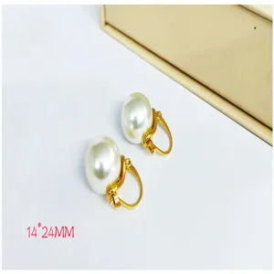 Vista detallada de elegantes pendientes de perlas chapados en oro de tamaño 14x24mm.