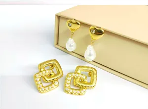 Pendientes de perlas cuadrados dobles y pendientes de corazón chapados en oro de 18k.