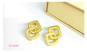 Vista detallada de elegantes pendientes cuadrados dobles chapados en oro de 18K con perlas.