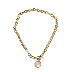 Collar de cadena gruesa dorada con colgante redondo de concha y cierre de T, elegante.