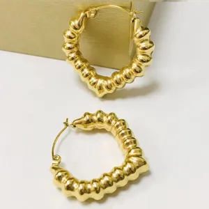 Gold chunky ribbed heart hoop earrings, retro textured stainless steel jewelry for women.