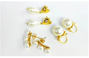 Vista detallada de elegantes pendientes de acero inoxidable perla corazón y moda oro.