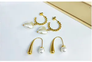 Set de pendientes de perlas de acero inoxidable, diseño de corazón torcido y lágrima dorada.