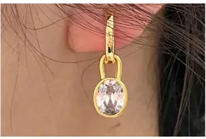 Goldfarbene Edelstahl Ovale Kristall Zirkon Creolen elegante Damen Schmuck Detailansicht