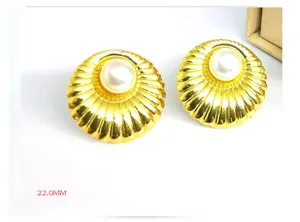 Pendientes de cúpula de perla dorada detalle primer plano, diseño metal acanalado, joya mujer.