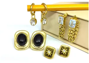 Detailansicht des modischen 18K vergoldeten Edelstahl Zirkon Ohrring Sets im Nahbereich.