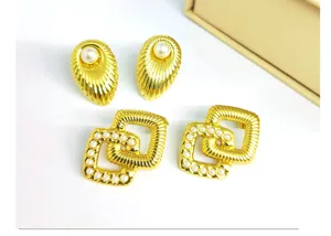 Primer plano detallado de elegantes pendientes dorados cuadrados y de perlas para mujer.
