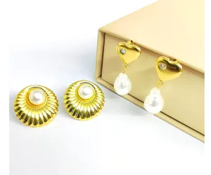 Conjunto de pendientes de perlas chapados en oro de 18k con diseño de concha y corazón.
