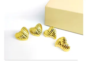 Pendientes de corazón acanalados dorados, aretes de moda tendencia, joyería elegante de mujer.