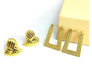 Juego de pendientes de acero inoxidable con aretes de corazón texturizados y aros geométricos.