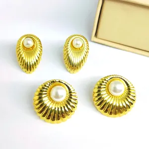 Juego de pendientes de perlas con textura dorada, elegantes pendientes de diseño vintage