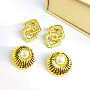 Conjunto de pendientes de perlas redondas y cuadradas de doble capa chapados en oro 18K mujer