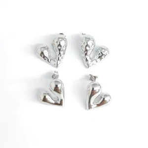 Chic asymmetric heart earrings set, shiny metallic finish and hammered texture jewelry.