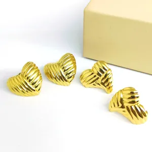 Pendientes de tuerca de corazón abullonado dorado con diseño acanalado, joyería de moda para mujeres.