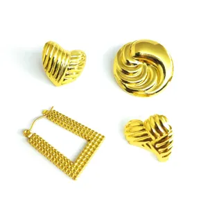 Set de pendientes de acero inoxidable dorados, corazones plisados y aros geométricos.