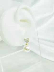 Detail shot of elegant heart-shaped zircon and faux pearl drop stud earring design.