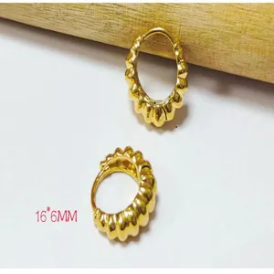 Boucles d'oreilles créoles doubles faces en bambou doré, détails plaqués or 18k exquis.