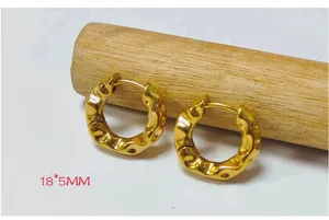 Boucles d'oreilles créoles dorées texturées design bambou bijou géométrique