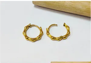 Vue détaillée de créoles en bambou plaqué or 18K, bijou quotidien minimaliste et élégant.