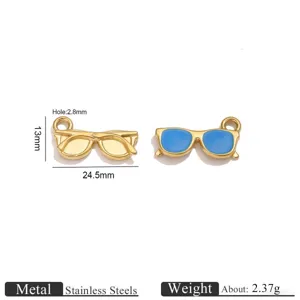 Primer plano detallado del colgante con dijes de gafas esmaltadas de acero inoxidable, medidas.