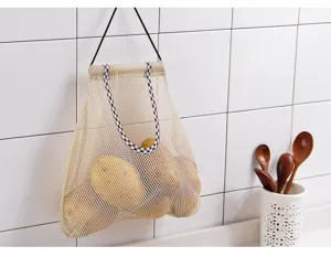 Detailansicht des atmungsaktiven Hänge-Aufbewahrungsnetzes mit Kartoffeln für die Küche.