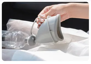 Vista dettagliata dell'orinatoio femminile portatile in silicone grigio collegato a una bottiglia.