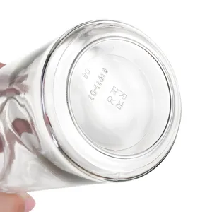 Klares Glas Oelflasche Boden Detail Ansicht fuer Kueche Kochen Essigkruke Behaelter Stueck