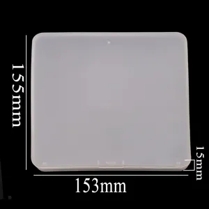 Vue détaillée de la boîte de rangement en plastique transparent avec dimensions précises.