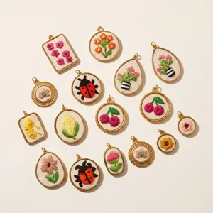 Pendentifs de collier brodés DIY en acier inoxydable, charms de fleurs et fruits pour bijoux.