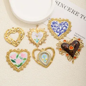 Colgantes de corazon impresos UV de acero inoxidable vintage huecos detalles joyas