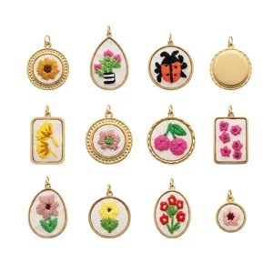 Pendentif collier broderie DIY en acier inoxydable avec des motifs de fleurs et de fruits naturels.