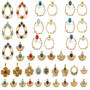 Detail van roestvrijstalen sieradenhangers met diverse druppelmotieven en kleurrijke stenen.