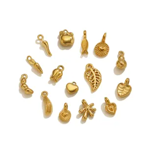 Vue détaillée de divers mini pendentifs en acier inoxydable doré et accessoires de bricolage.