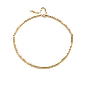 Gargantilla minimalista de tubo de acero inoxidable dorado, elegante joya geométrica de metal.
