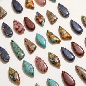 Vue rapprochée de pendentifs en jaspe naturel multicolore en forme de croissant pour bijoux DIY.