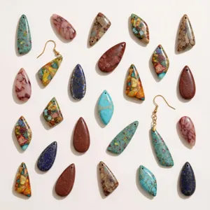 Détail en gros plan de pendentifs en pierres précieuses de jaspe coloré pour bijoux DIY.