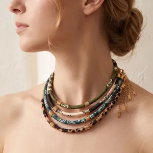 Mehrsträngige Stoff-Choker-Halskette mit Retro-Print, Leopardenmuster und goldenen Metallringen.