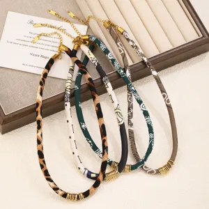 Vintage Stoff Choker Halsketten Set mit Edelstahl Verlängerungskette und Leo Muster.