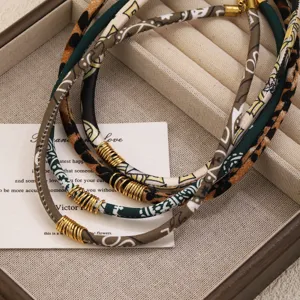 Detailaufnahme der Vintage-Leopardenmuster Stoffkette mit goldenen Metallringen und Edelstahl.