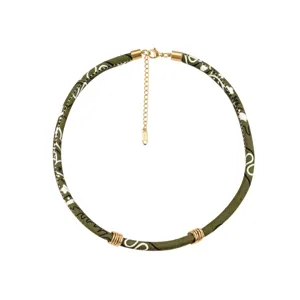 Grüne Stoff Bandana Choker Halskette mit Edelstahl Verlängerungskette und Metallringen.