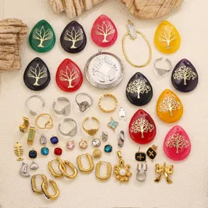 Pendentifs arbre de vie DIY en acier inoxydable et accessoires assortis vue de détail.