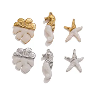Edelstahl Meeres Design Detailansicht mit Monstera Blatt Seepferdchen und Seestern Anhaengern.