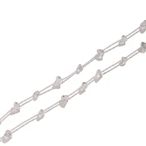 Vue detaillee d'accessoires de bijoux de chaine de perles faits main avec des perles transparentes.