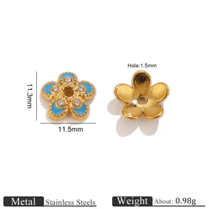 Detailansicht Blumen Perlenkappe aus Edelstahl mit blauer Emaillierung und Strasssteinen, 11mm.