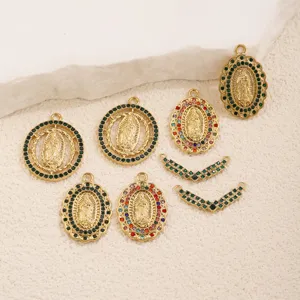 Nahaufnahme von vintage vergoldeten Strass religiösen Anhängern und Verbindern für Schmuck.