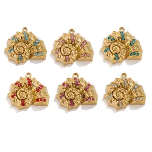 Colgante de concha chapado en oro con diamantes de imitación de colores estilo vintage.
