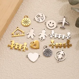 Détail de pendentifs bijoux DIY en acier inoxydable, formes assorties soleil, avion et cœur.